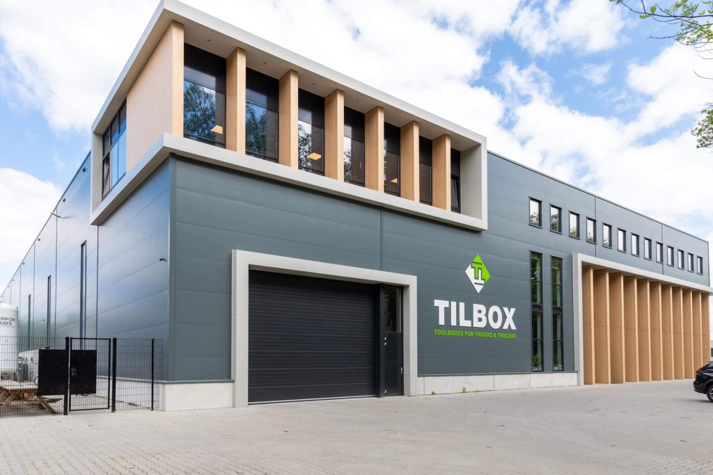 Modern bedrijfsgebouw met logo van Tilbox.