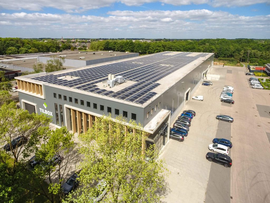 Loods met zonnepanelen op dak vanuit de lucht.