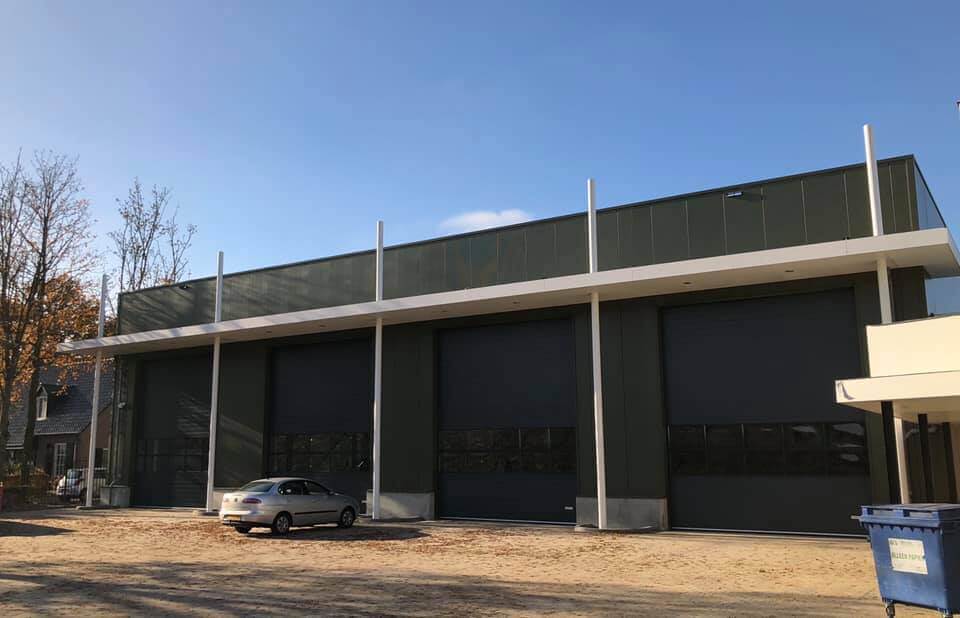 Industrieel gebouw met auto aan de voorkant.