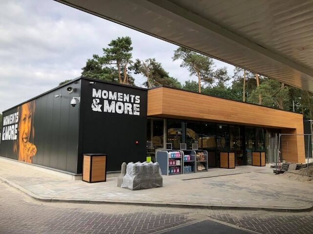 Buitenaanzicht winkel Moments & More bij tankstation.