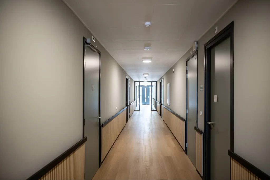 Moderne gang met deuren en verlichting