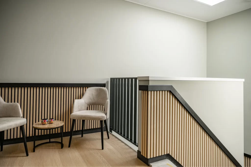 Minimalistisch hoekje met stoelen en tafel in hal.