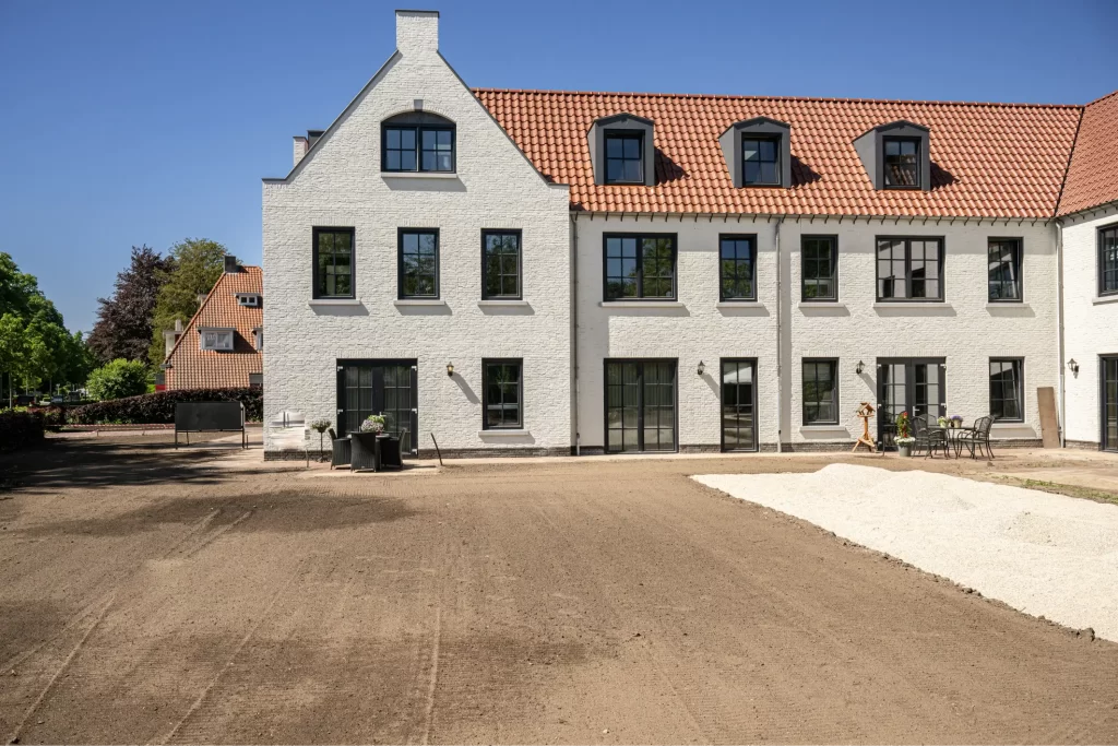 Wit huis met rode dakpannen en moderne ramen