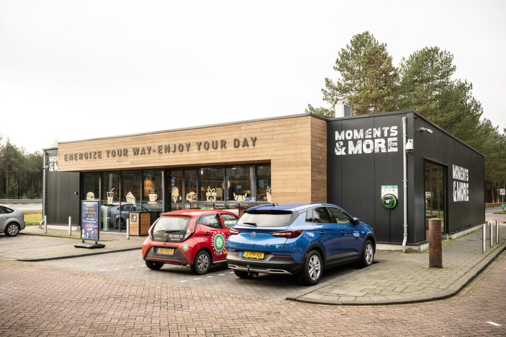 Wegrestaurant Moments & More met geparkeerde auto's.