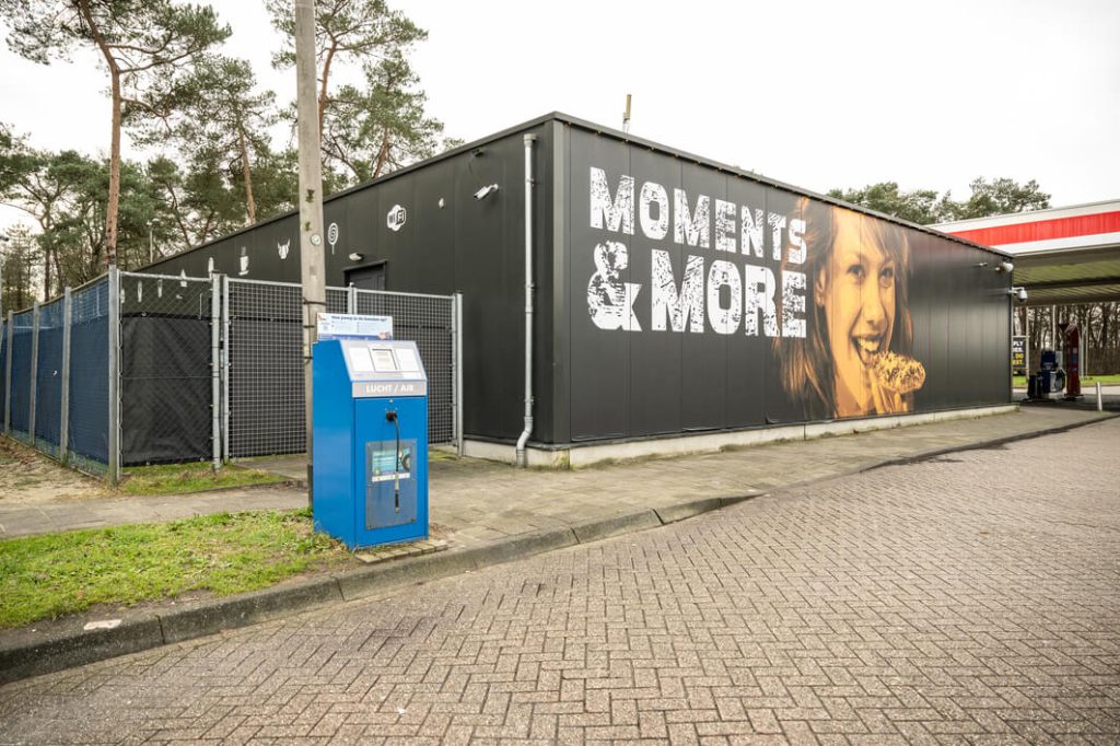 Tankstation met Moments & More gebouw en luchtpomp