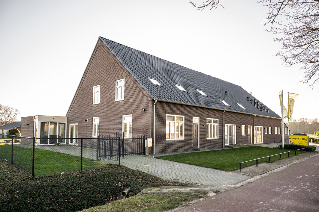 Modern gebouw met bakstenen muur en schuine dak.