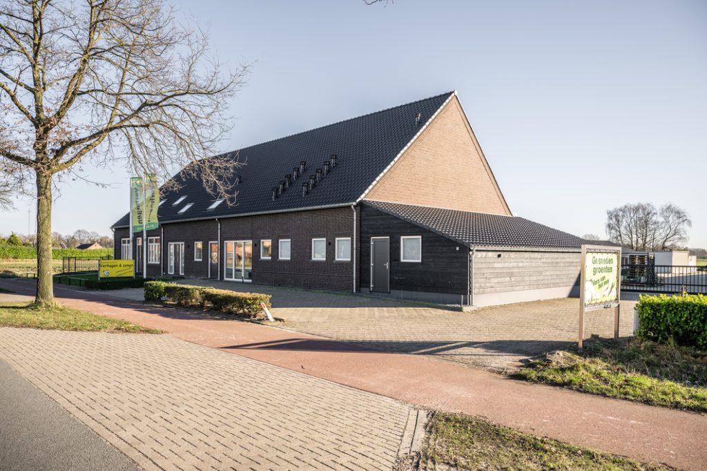 Moderne boerderij met tuin langs fietspad