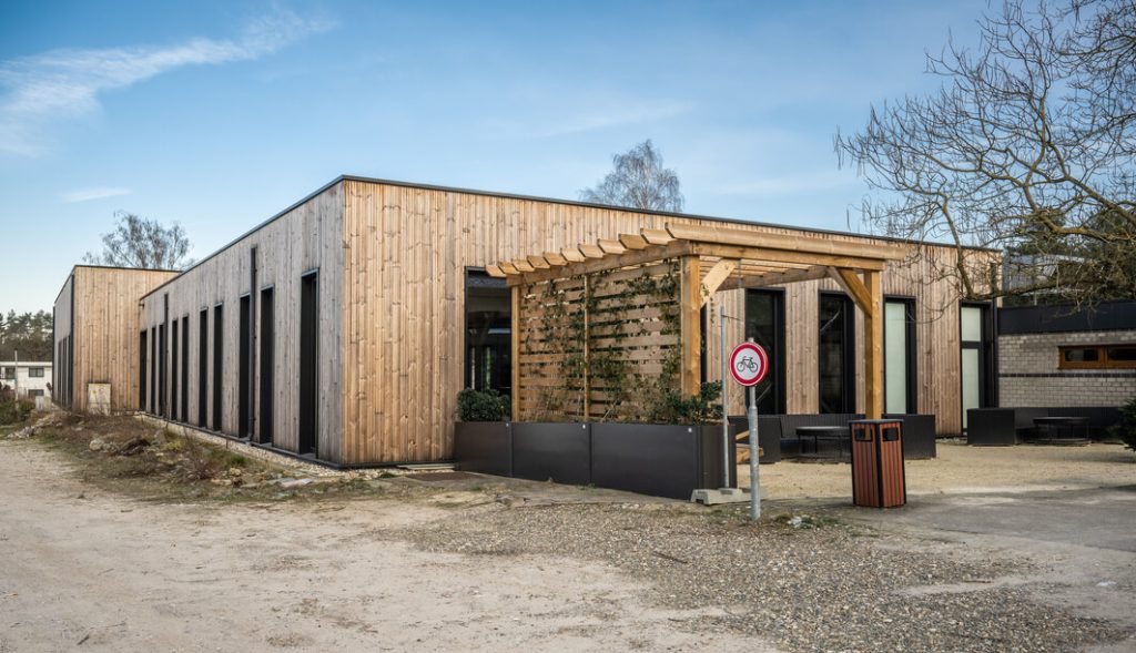 Modern houten gebouw met pergola buitenkant