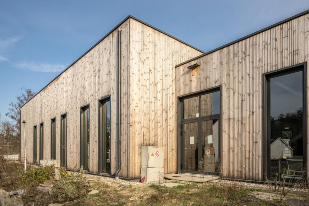 Moderne houten gevel van een gebouw met ramen.