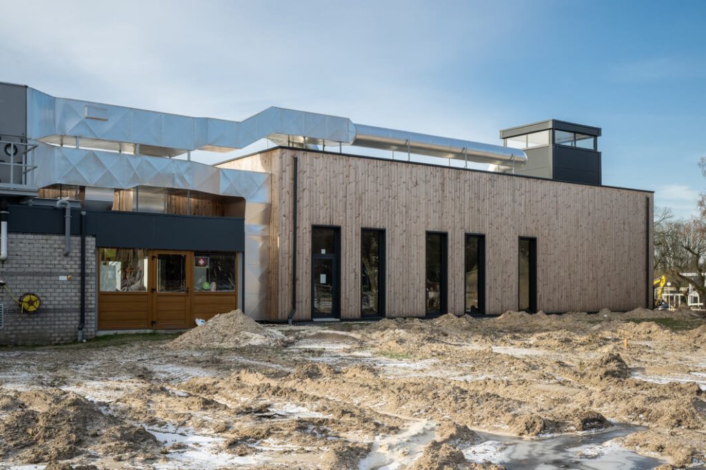 Nieuwbouw op zandgrond met moderne architectuur.