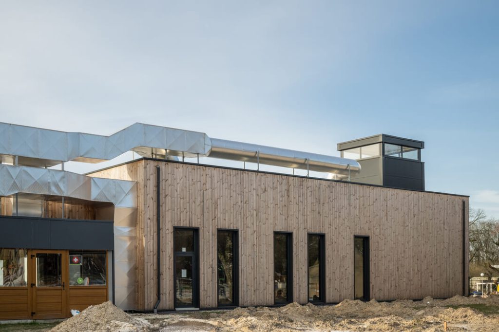 Modern gebouw met houten en metalen constructie