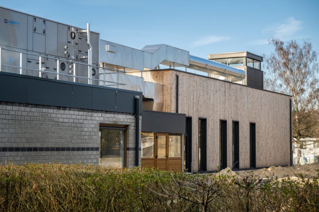 Moderne bedrijfsgebouw met stalen ventilatiesysteem buitenkant.