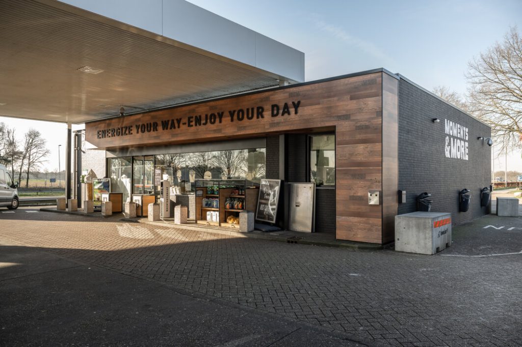 Tankstation met snacks en dranken winkel.