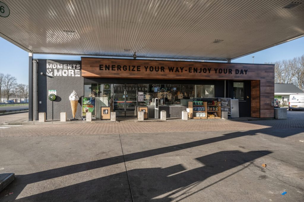 Tankstation met winkels en koffie.