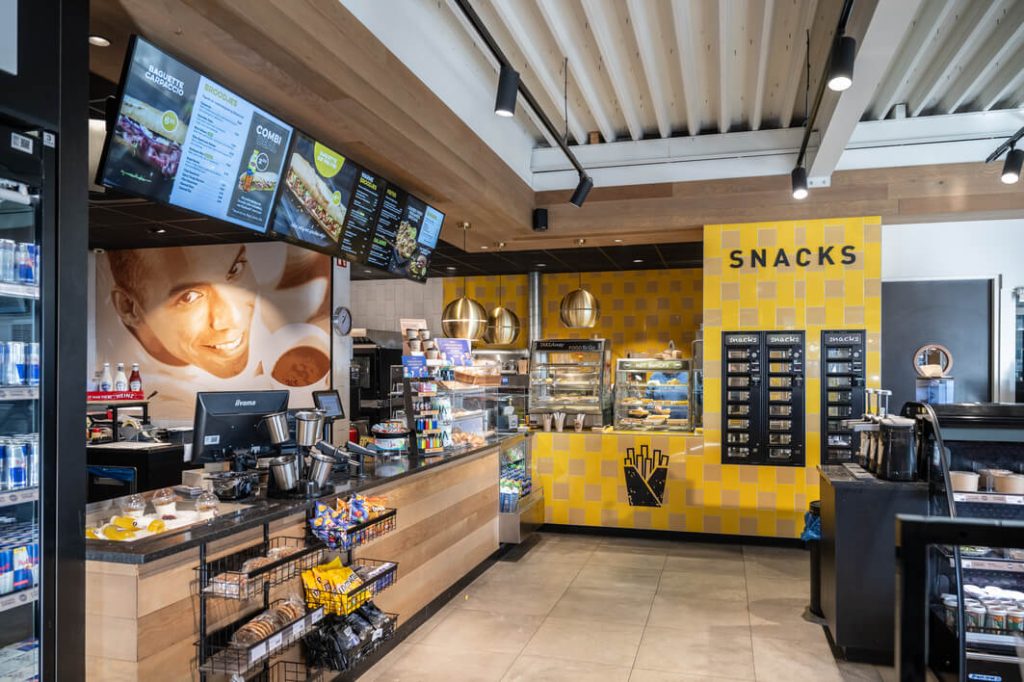 Interieur moderne snackbar met automaten en toonbank