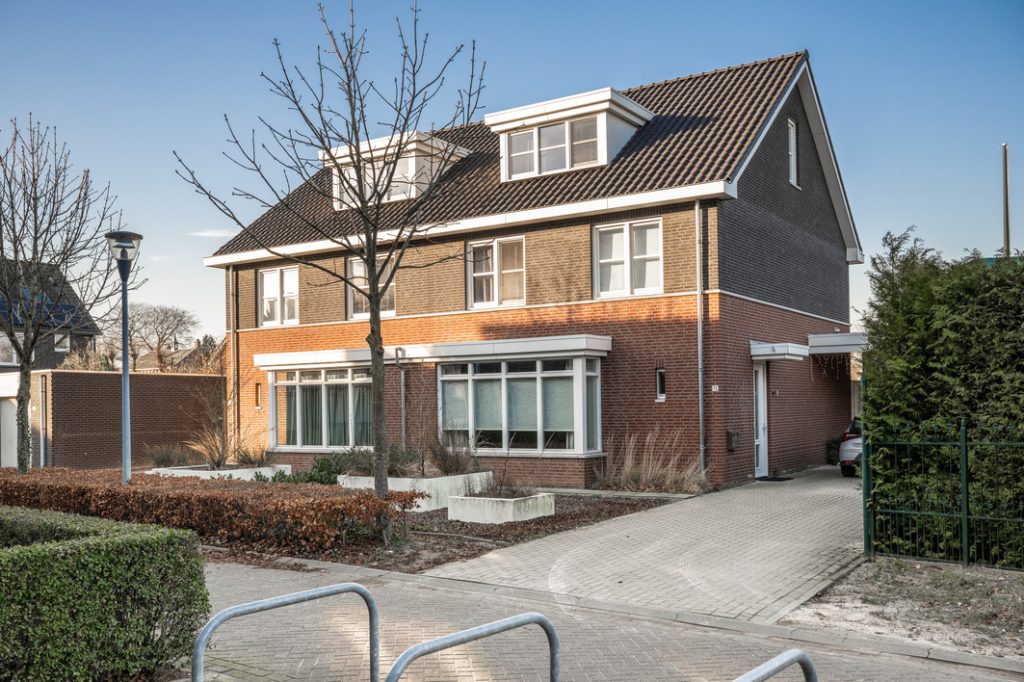 Twee-onder-een-kap woning met voortuin en oprit