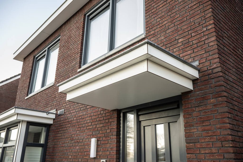 Modern bakstenen woning met witte afwerkingsdetails