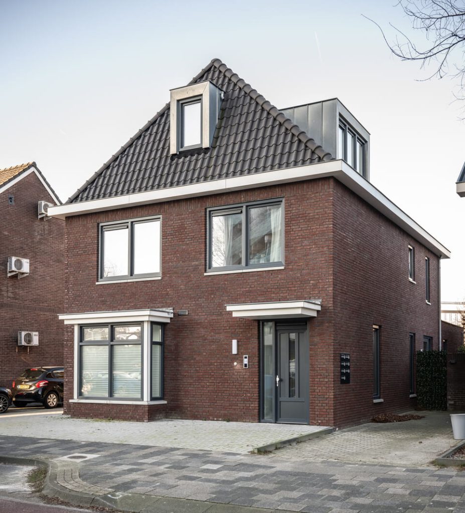 Moderne bakstenen woning met drie verdiepingen