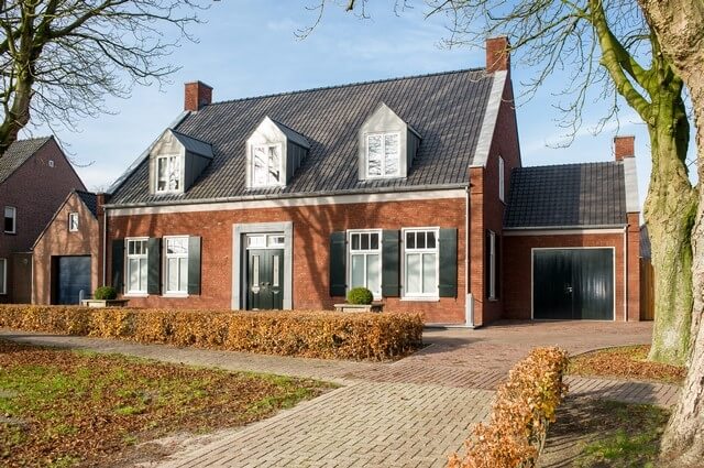 Bakstenen huis met tuin en garage