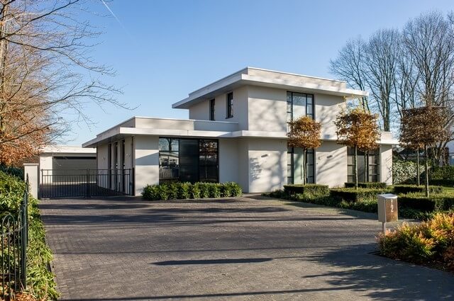 Modern wit huis met grote ramen en tuin