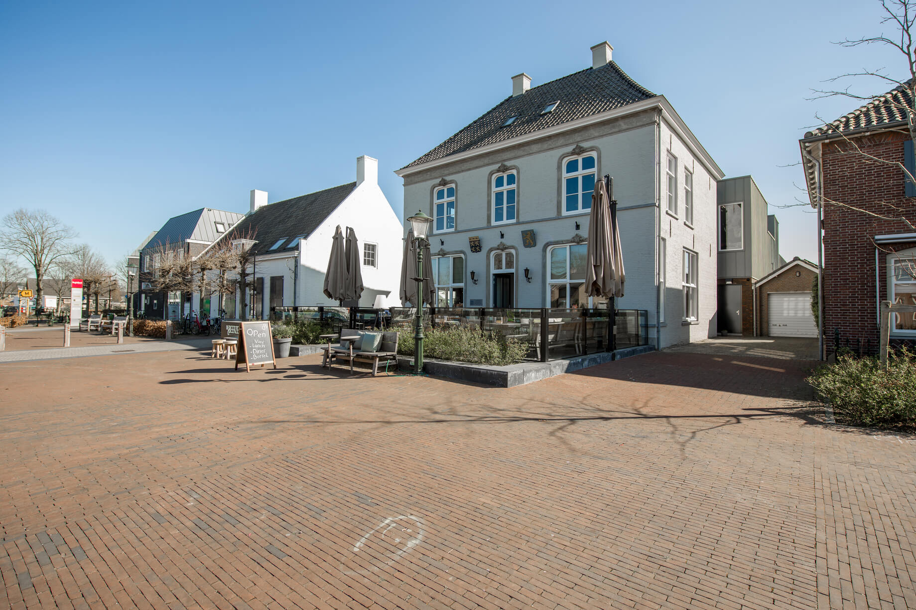 Oude gebouwen met terras in zonnige straat