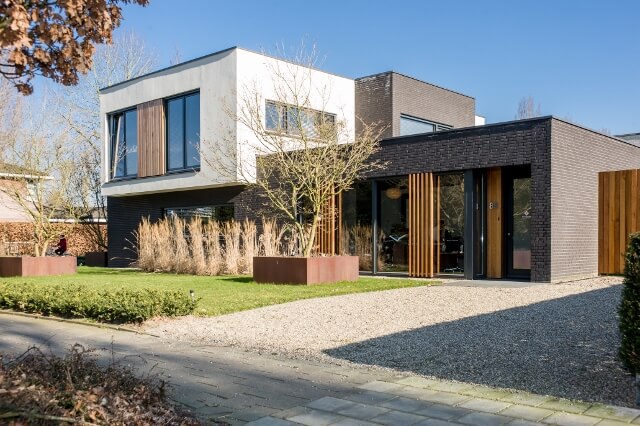 Moderne woning met tuin en grote ramen