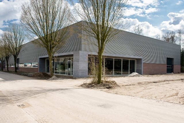 Modern bedrijfsgebouw met bomen, zonnige dag