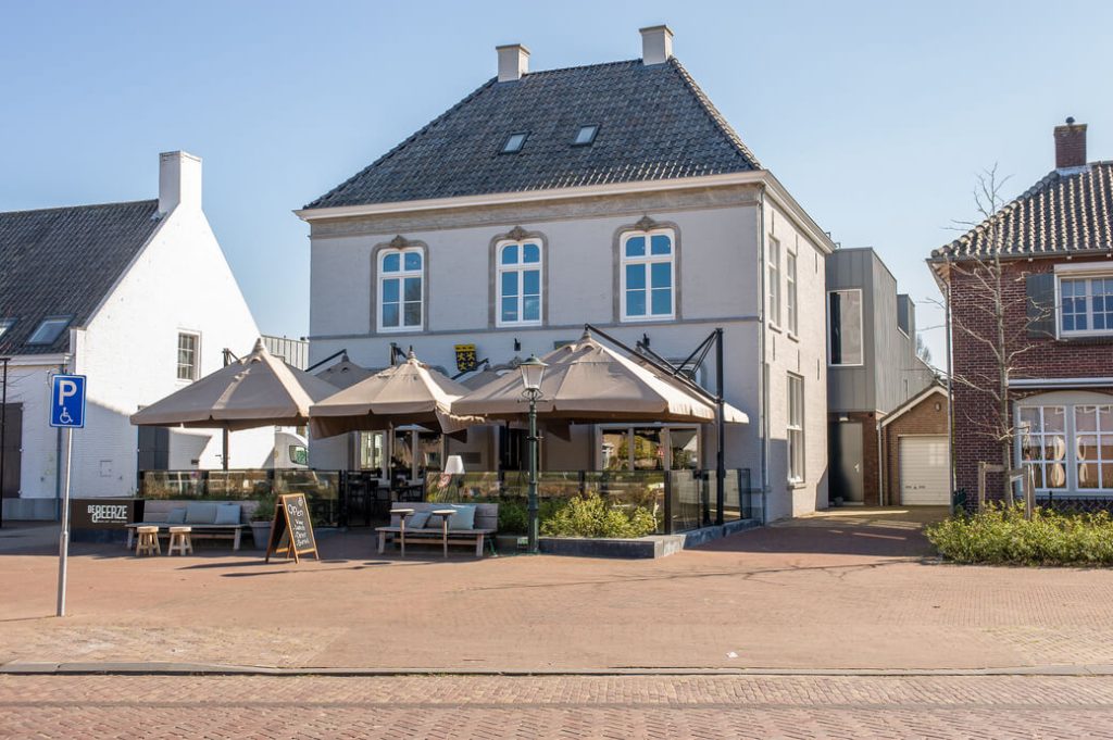 Historisch cafe met terras en parkeerplaats.