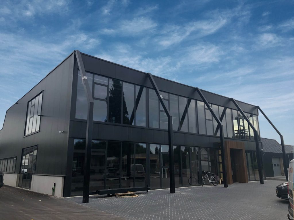 Modern bedrijfsgebouw met glazen façade.