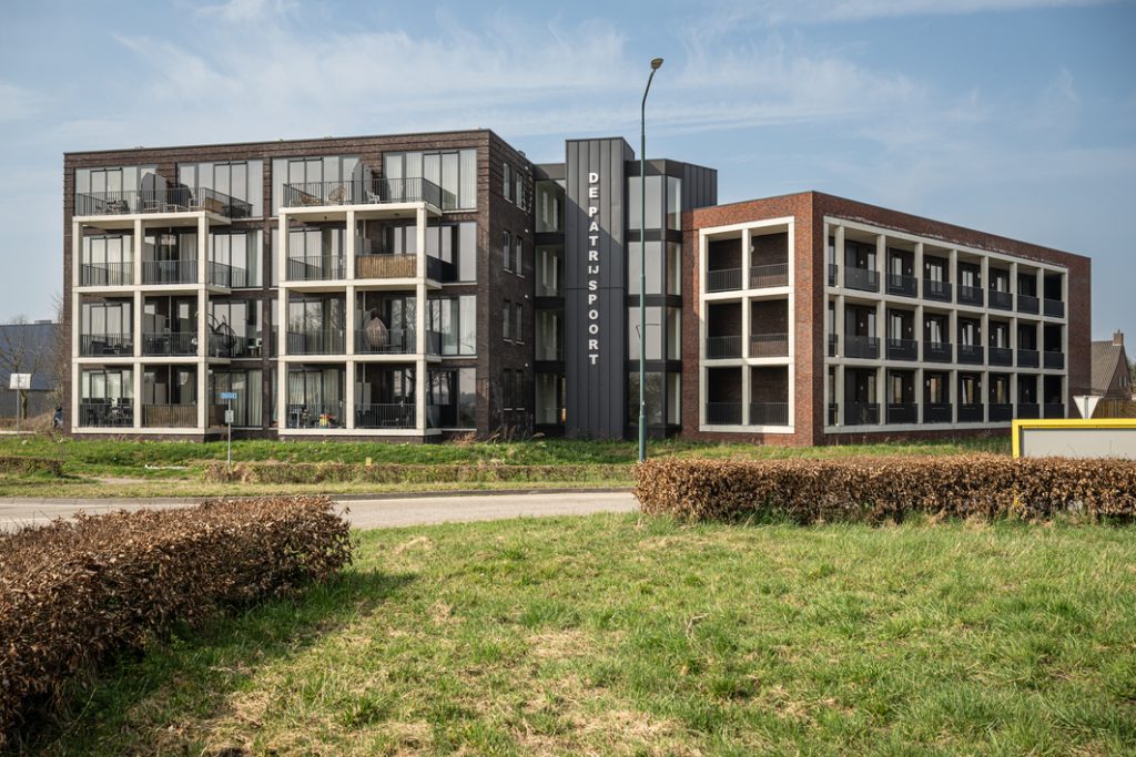 Voorgevel vanaf rotonde